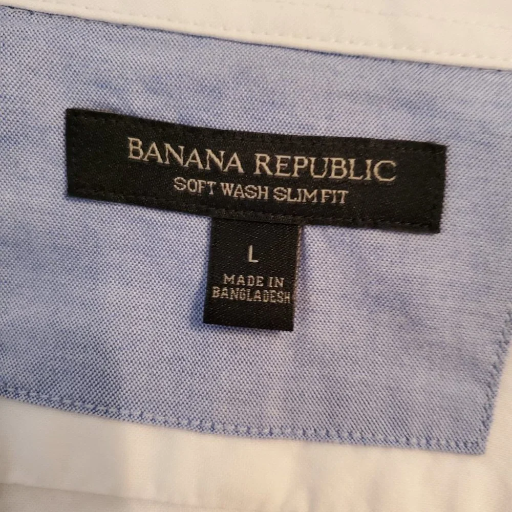 Banana Republic classic button down white shirt Size L. 97% cotton 3%Lycra.